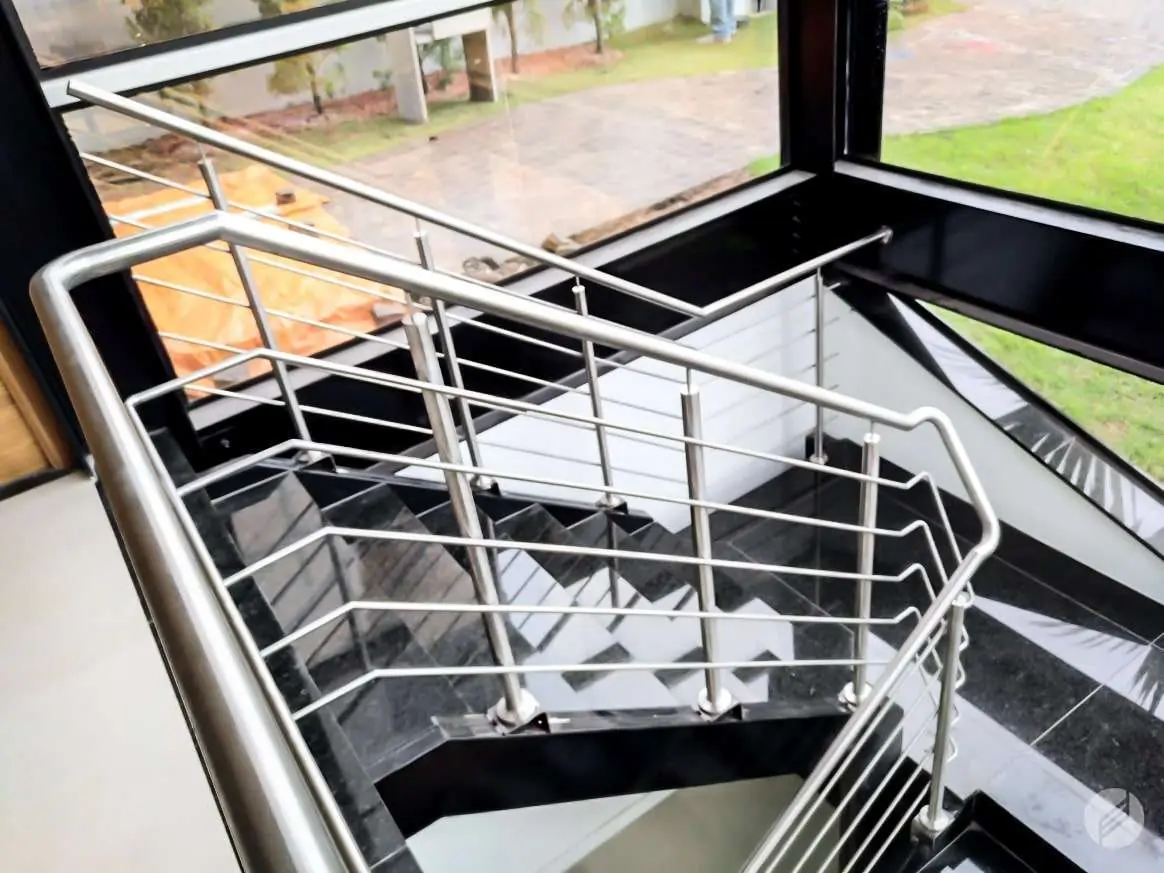 Corrimão de escada em aço inox instalado pela Arte Inox Design em Belo Horizonte