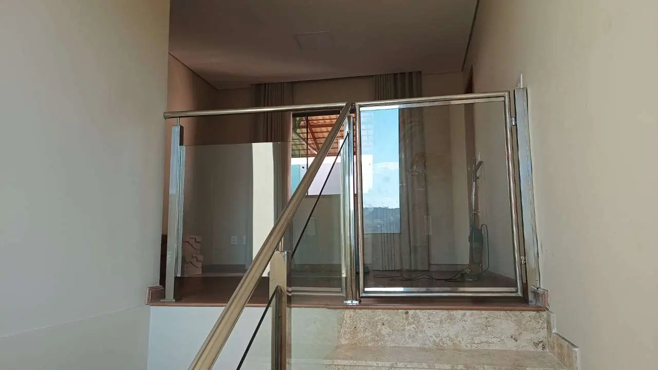 Corrimão e guarda corpo vidro — obra da Arte Inox Design