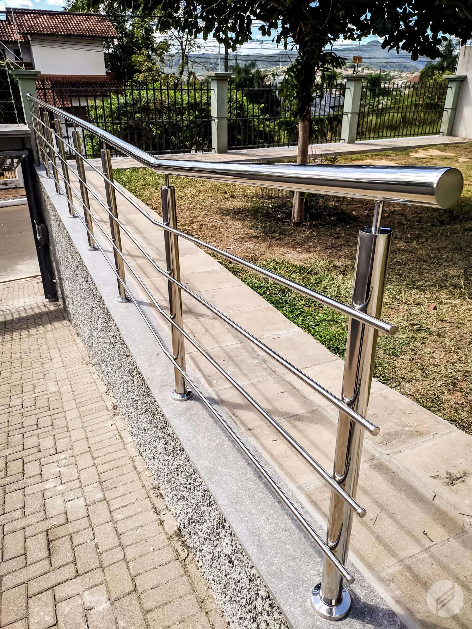 Corrimão externo, calçada e jardim — Arte Inox Design
