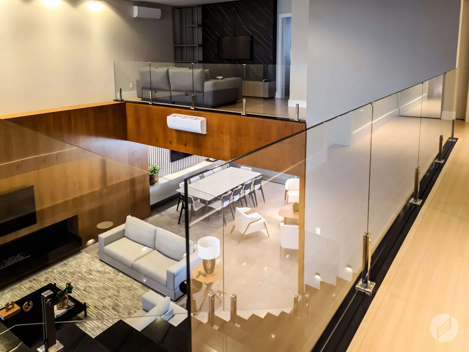 Guarda corpo com vidro top de linha — obra da Arte Inox Design
